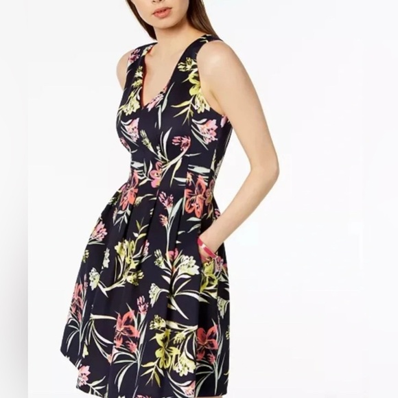 Vince Camuto Women’s fit and flare Dress Floral Pleated Pockets v neck - Picture 3 of 10